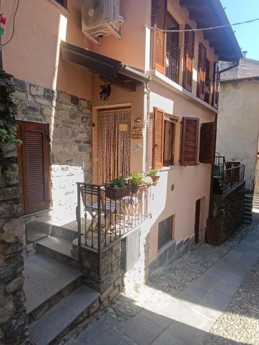 a building with a balcony and a staircase at The Lake Chime in Colonno