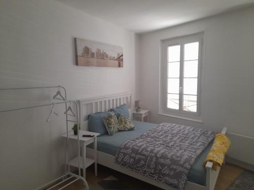 a bedroom with a bed and a window at S C I TREFLe in Vernon