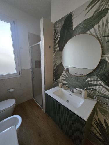 a bathroom with a sink and a mirror at Lemon House in Avola