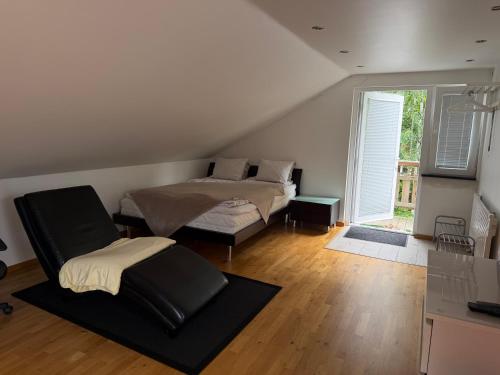 a room with two beds in a room with a window at Studio i Nykvarn in Nykvarn