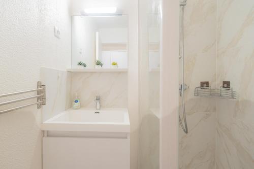 Stunning Sea View Apartment - Pool, Beach & AC