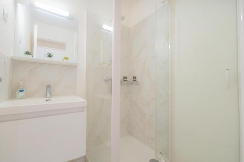 Stunning Sea View Apartment - Pool, Beach & AC