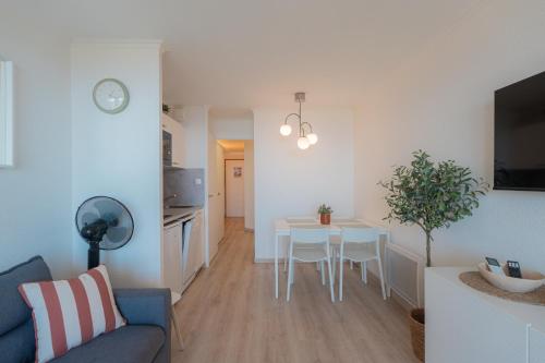 Stunning Sea View Apartment - Pool, Beach & AC