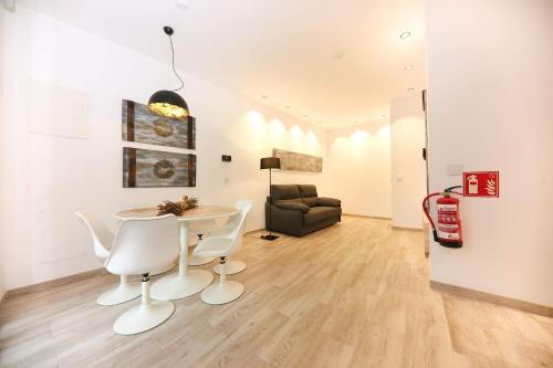 a living room with a table and chairs and a couch at Domus Halo F in Pamplona