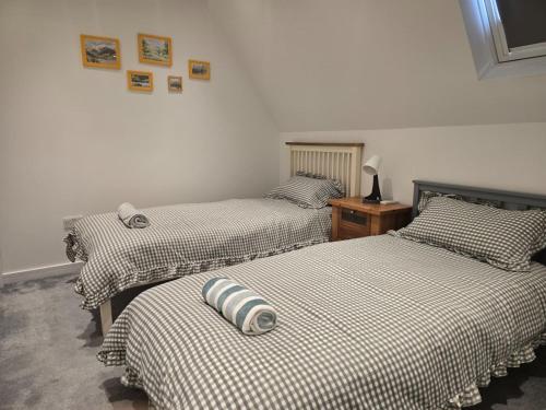 a room with two twin beds in a room at Grace's Place in Milton in Milton