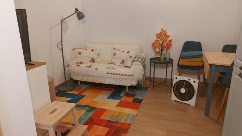 a living room with a couch and a table at Casa dos Malmequeres - Alegrete in Portalegre