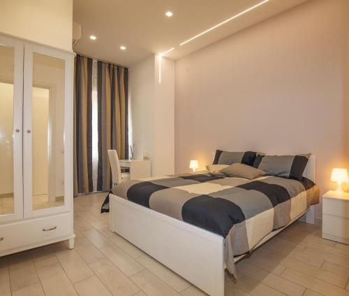 ナポリにあるB&B Il Portoのベッドルーム1室(大型ベッド1台付)