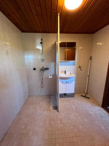 a bathroom with a shower and a sink at Villa Puutarha, Merikarvia in Merikarvia