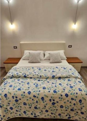 a bedroom with a large bed with blue flowers at La dimora di Gabi in Marghera