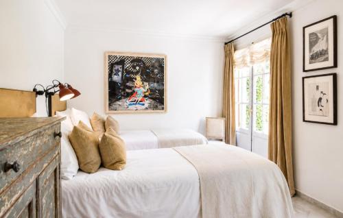 Relaxed Mediterranean Living With A Private Garden & Beachside Location