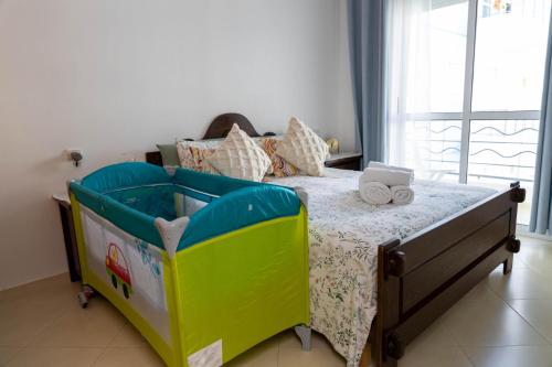 a bedroom with a bed with a baby crib at Apartamento de lujo Martil in Martil