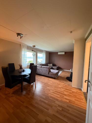 a living room with a table and a couch at Cozy apartment with two bedrooms in Tromsø