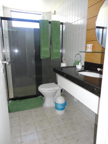 La salle de bains est pourvue de toilettes, d'un lavabo et d'une douche. dans l'établissement Victory Flat Intermares, à Cabedelo
