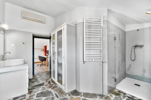 a bathroom with a shower and a sink at Casa do Loureiro in Alandroal