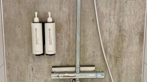 two white toothbrushes sitting on top of a table at Cube & Quiet - Where nature meets comfort in Haarle