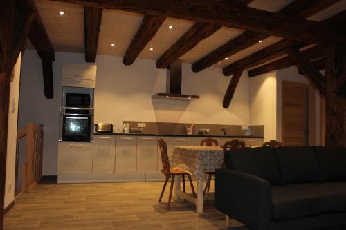 un salon avec une table et une cuisine dans l'établissement Gîte de l'ours grognon, à Dambach-la-Ville