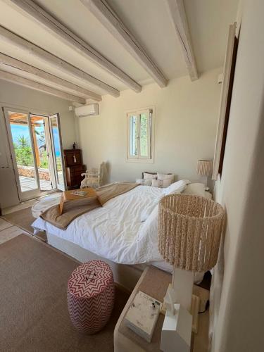 a bedroom with a large bed and a table at Ellie Villa Seaside Koufonisi in Nisída Koufonísion
