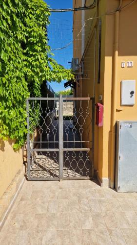 a gate in front of a building at Bilocale a 300m dal mare e 100m fermata filobus in Pescara