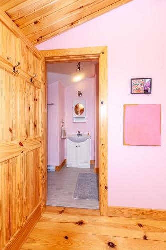 Gallery image ng La Vie en rose sa St-Etienne de Bolton