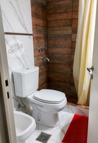 a bathroom with a toilet and a sink at Bright beachfront apartment with ocean view in Villa Gesell
