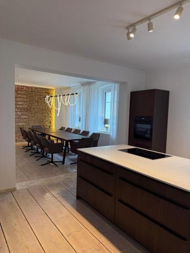 a kitchen and dining room with a table and chairs at Altes Lehmhaus Löwenberg in Linde