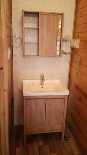 a bathroom with a sink and a mirror at كوخ بحانز الأول in Taif