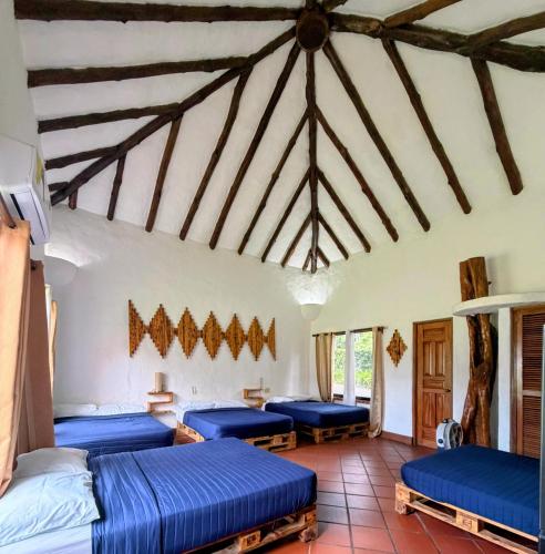 ein Zimmer mit vier blauen Betten in der Unterkunft Mia Nueva Gorgona in Nueva Gorgona