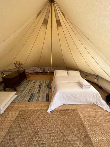 a bedroom with a bed in a tent at Glamping en Casa Viento in Tepoztlán