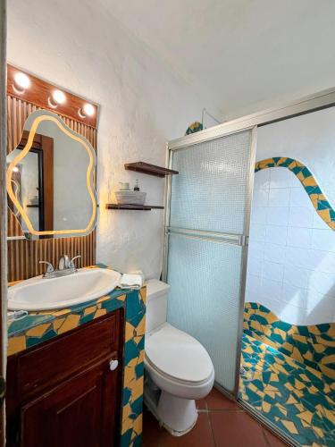 ein Badezimmer mit Toilette, Waschbecken und Dusche in der Unterkunft Mia Nueva Gorgona in Nueva Gorgona