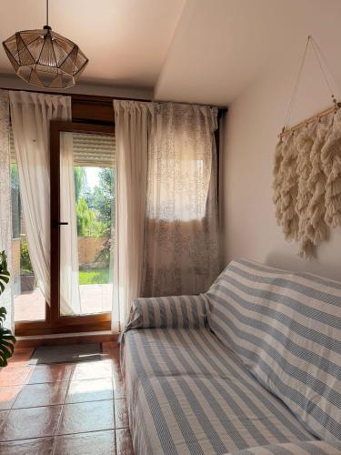 a bedroom with a bed and a window at El Jardín de Mer in Miengo
