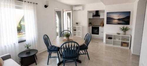 a kitchen and dining room with a table and chairs at Apartments Beba in Privlaka