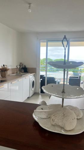 a kitchen with two plates on a table at CHAMBRE Calme et Bien située in Le Lamentin