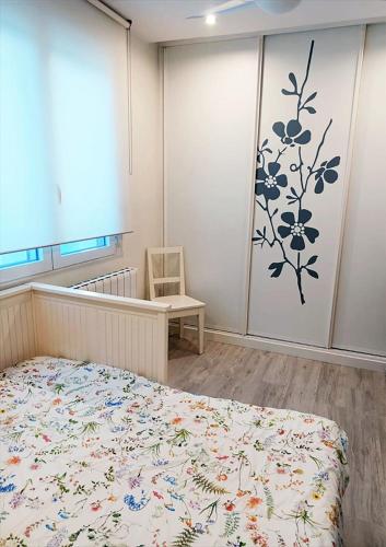 a bedroom with a bed with a flower mural on the wall at Ideal Familias, Prime, Netflix y Hbo in Aranjuez