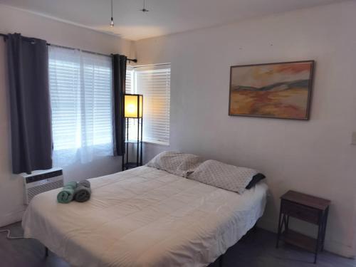 a bedroom with a bed and a window at Beautiful and Equipped Studio H in Hollywood