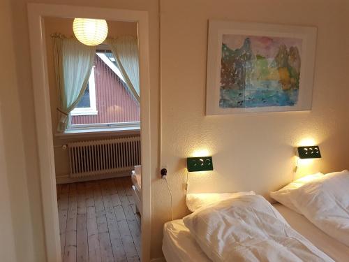 Rúm í herbergi á Budget Guesthouse Borgustova