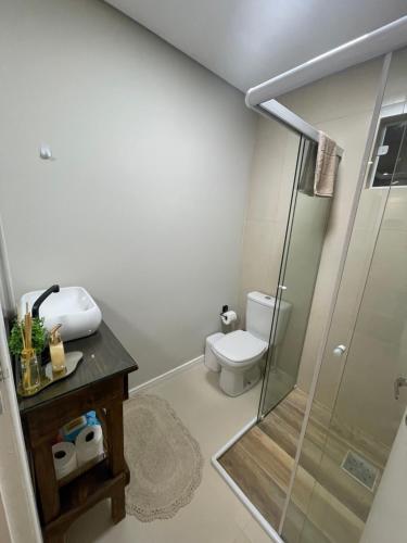 a bathroom with a shower and a toilet at Rancho Dreamland in Gaspar