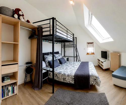 a bedroom with a bunk bed in a room at LES COQUILLAGES, plage et centre à pied, lits faits, 2 sdb in Berck-sur-Mer