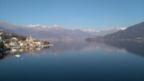 a large body of water with a town and mountains at Appartamento Riviera in Cremia