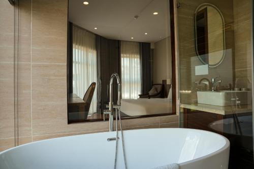 a large bathroom with a tub and two sinks at Mariha Hotel Ninh Bình in Ða Gia