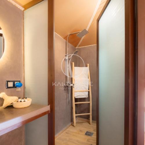 a bathroom with a ladder and a towel rack at Kal Tenere Luxury Camp in El Karia