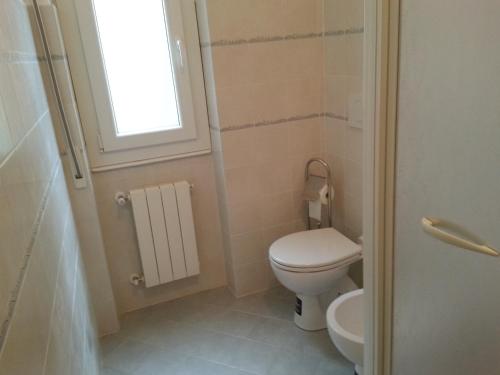 uma pequena casa de banho com um WC e uma janela em Casa Christine em Génova