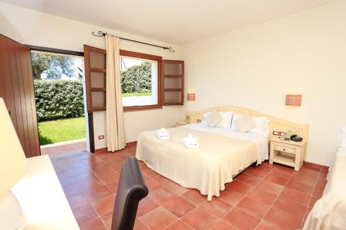 Letto o letti in una camera di Alghero Resort Country Hotel & Spa