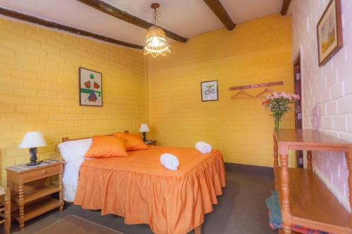 瓦拉斯的住宿－Alojamiento Soledad，一间卧室设有一张床和黄色的墙壁