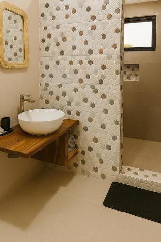 a bathroom with a sink and a shower at La Cima Escondida Bijagua Rio Celeste 20 Min in Upala