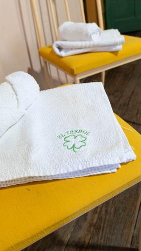 a white towel sitting on top of a yellow bench at El Trébol Casa de Campo in Naicó