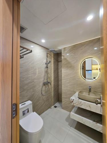 a bathroom with a toilet and a sink and a mirror at Homestay The Pathway Sầm Sơn in Sầm Sơn