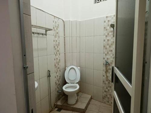 a small bathroom with a toilet and a sink at Homestay Reyna in Ende Airport