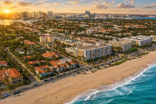 an aerial view of the beach and buildings at Designer condo w oceanfront & walk to Worth Ave in Palm Beach