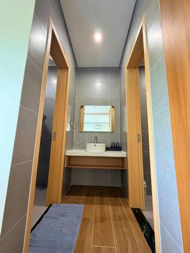 a bathroom with a sink and a mirror at Baram Villas Phong Nha in Hà Lời