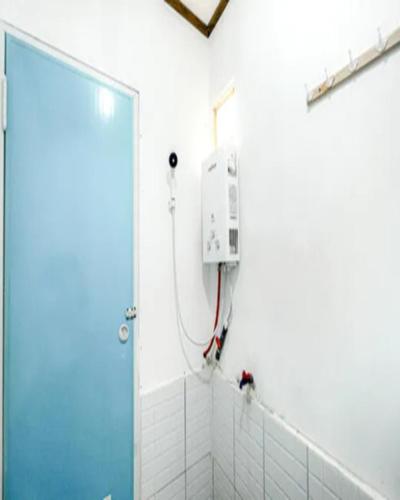 a shower with a blue door in a bathroom at Cozzy Villa RB in Citere